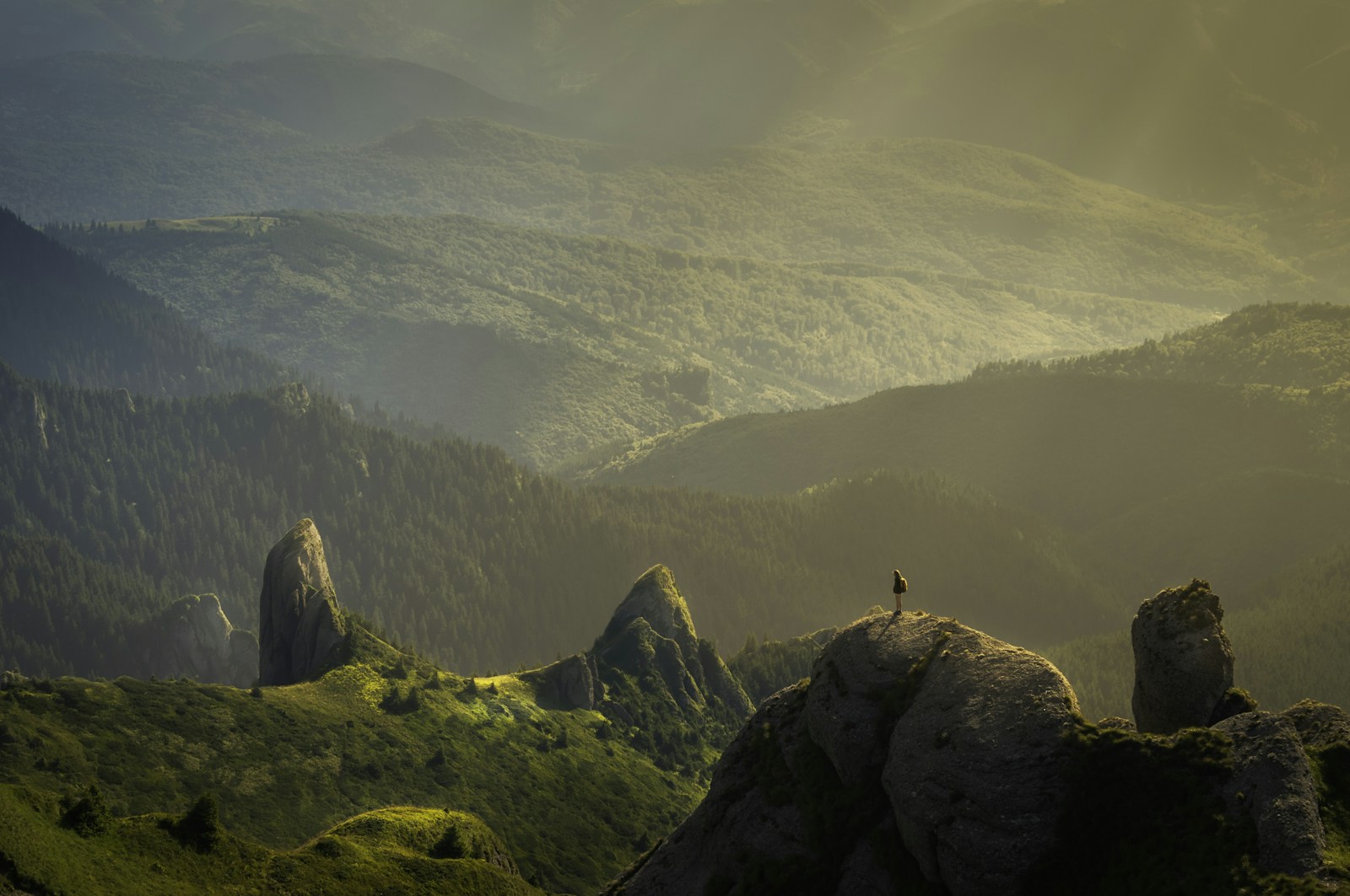 Paisaje de montaña iluminado por el sol