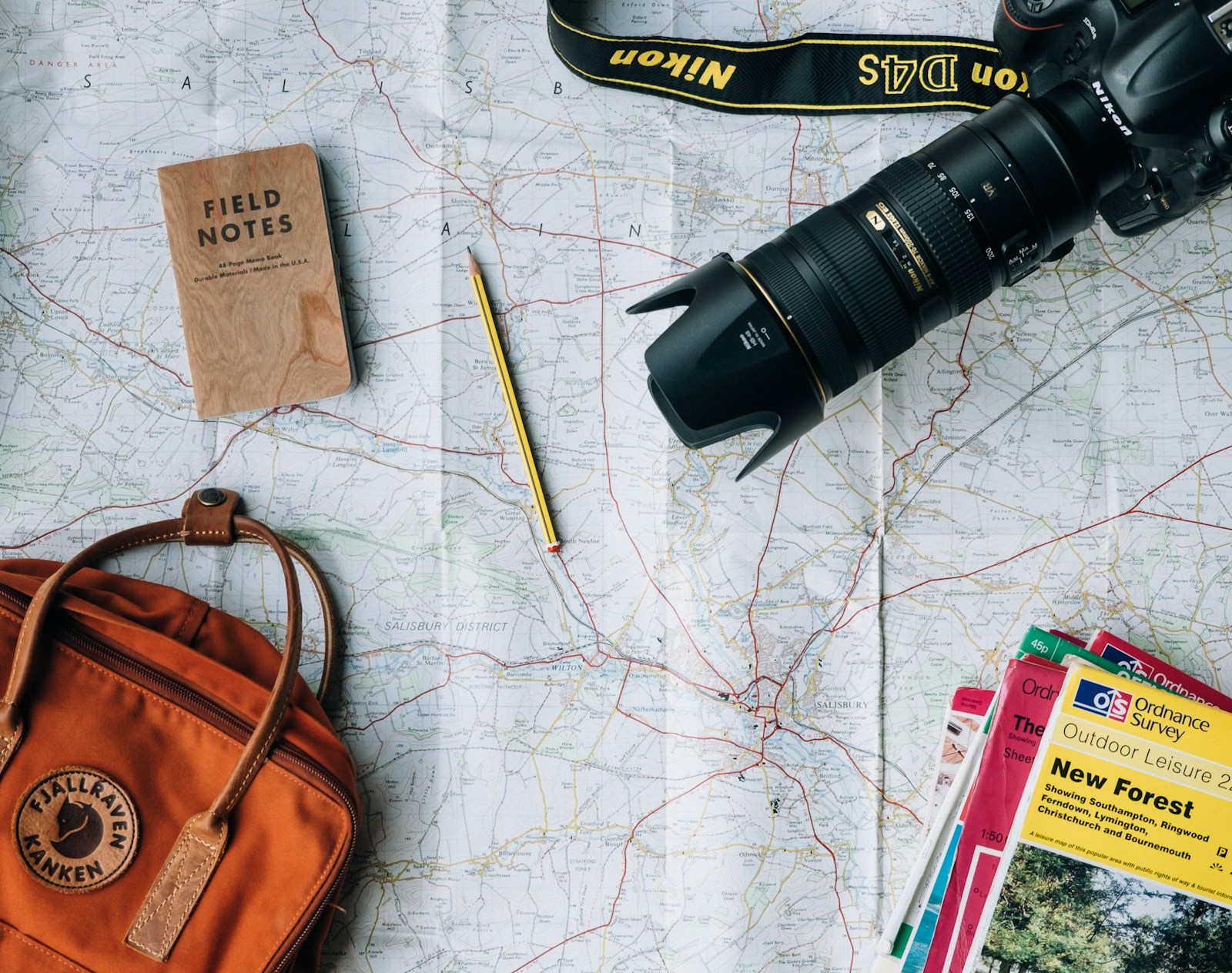 Mapa y objetos de viaje preparados para explorar nuevos lugares